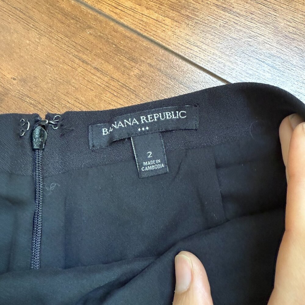 Banana Republic Scalloped Edge Black Skirt Size 2 - Picture 3 of 8